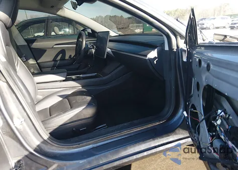 2021 Tesla Model 3 Standard Range Plus Rear-Wheel Drive z USA, uszkodzony, nr VIN 5YJ3E1EA3MF082769